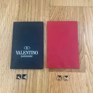 Valentino nitar | 150kr för 2st | Silvriga och svarta | Äkta |