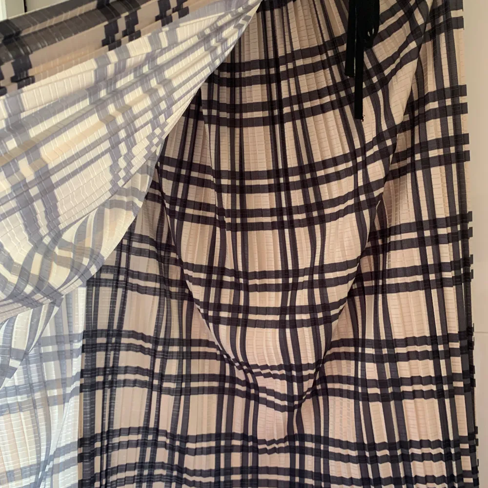 Plisserad kjol med en Knut, använd men är i mycket bra skick! Klicka gärna på köp nu eller kontakta 🤗. Kjolar.