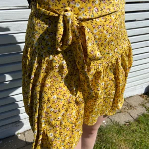 NY! Sommarkjol strl S - Helt ny kjol med tillhörande skärp. Skärpet går att ta bort. Osynlig dragkedja i sidan. Jättesöt till sommaren.