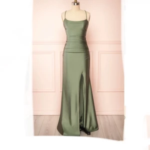 Olivgrön balklänning  - Säljer denhär superfina balklänningen. Aldrig använd och köpt från Boutique 1861. Lappen sitter kvar samt orginalboxen finns kvar. Köpt för 2500kr💕 skriv privat för fler bilder🫶🏻