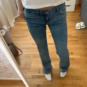 Supersnygga Lågmidjade jeans från zara en av deras första Lågmidjade jeans modeller  Midjemått: 33 cm Innerbenslängd: 78 cm