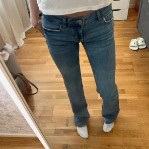 Lågmidjade jeans  - Supersnygga Lågmidjade jeans från zara en av deras första Lågmidjade jeans modeller  Midjemått: 33 cm Innerbenslängd: 78 cm