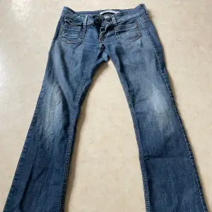 Lågmidjade jeans från only💞 Innerbenslängd 78 Midjemått 40
