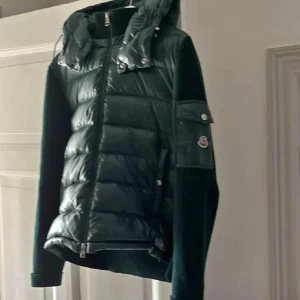 Moncler cardigan - Säljer nu min moncler cardigan nästan helt ny storlek M passar även S och jackan är färgen blå.