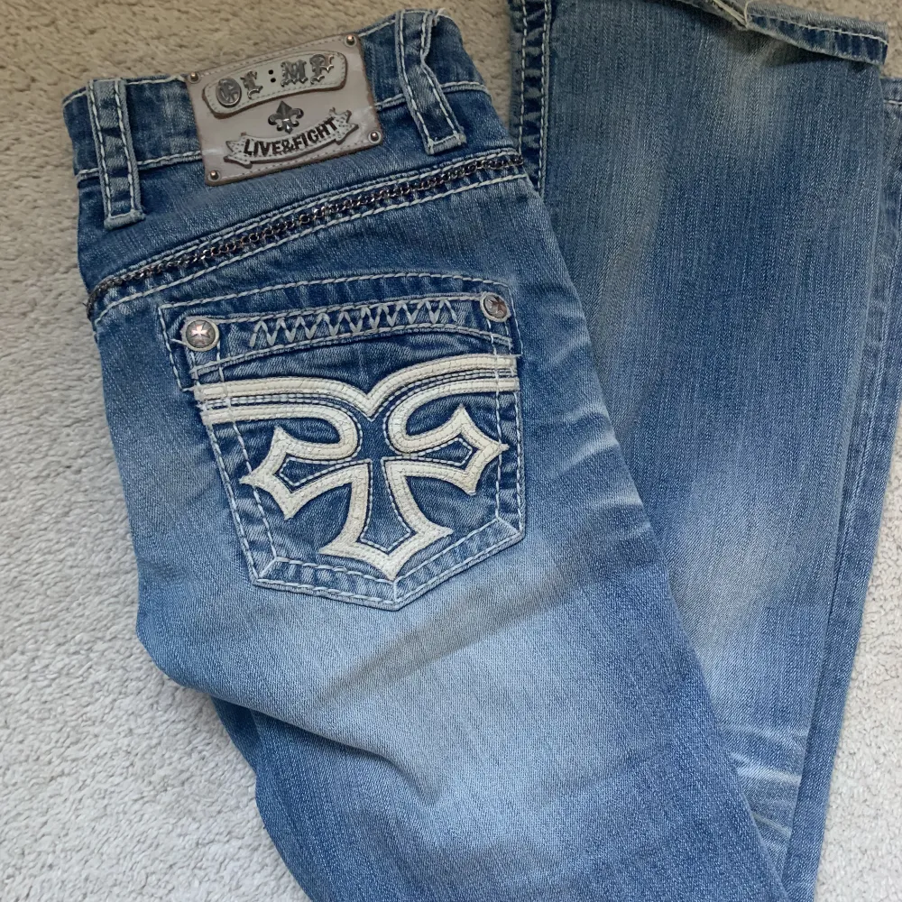 Snygga lågmidjade bootcut olimp live &fight jeans med många fina detaljer som jag slutat använda🙏 dm om frågor💓. Jeans & Byxor.