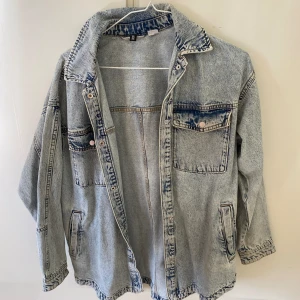 Jeans jacka - Bra skick. Använd några gånger men använder inte den nu på länge. 