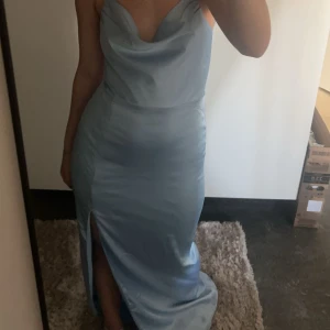 Balklänning - Säljer min fina balklänning ifrån förra året. Jättefin och bekväm. Jag e runt 163 men funkar nog för någon längre🤗🤗🤗ordinarie pris: 899kr 