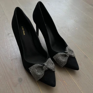 Rosett klackar  - Svarta klackskor med en rosett fram 🎀🖤👠 