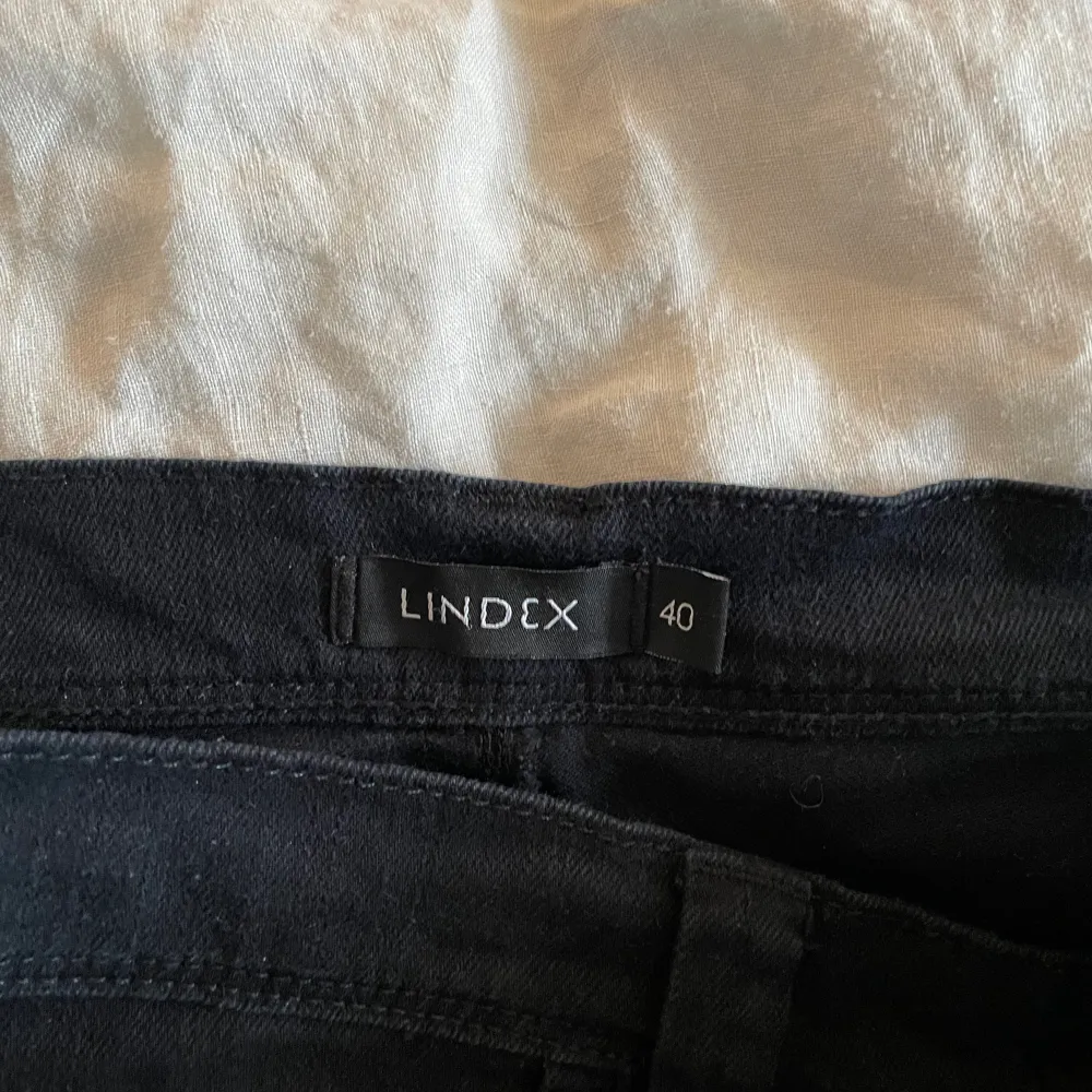 Ett par svarta jeans från Lindex med rhinestone detaljer på bakfickan.   Storlek 40/stor medium  De är straight fit men ser lite flared ut på. Jag är 171 cm lång. Skicka gärna meddelande vid frågor! Tack för titten!. Jeans & Byxor.