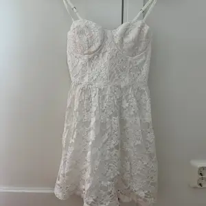 Fin vit klänning perfekt till avslutning eller student 🥰