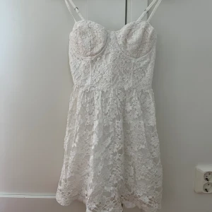 Vit klänning - Fin vit klänning perfekt till avslutning eller student 🥰