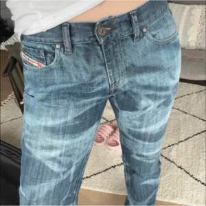 Supersnygga diesel jeans i storlek M. Säljer då de inte passar mig. Skriv gärna för fler detaljer. (Bilderna är inte mina utan jeansen stadigare ägare)