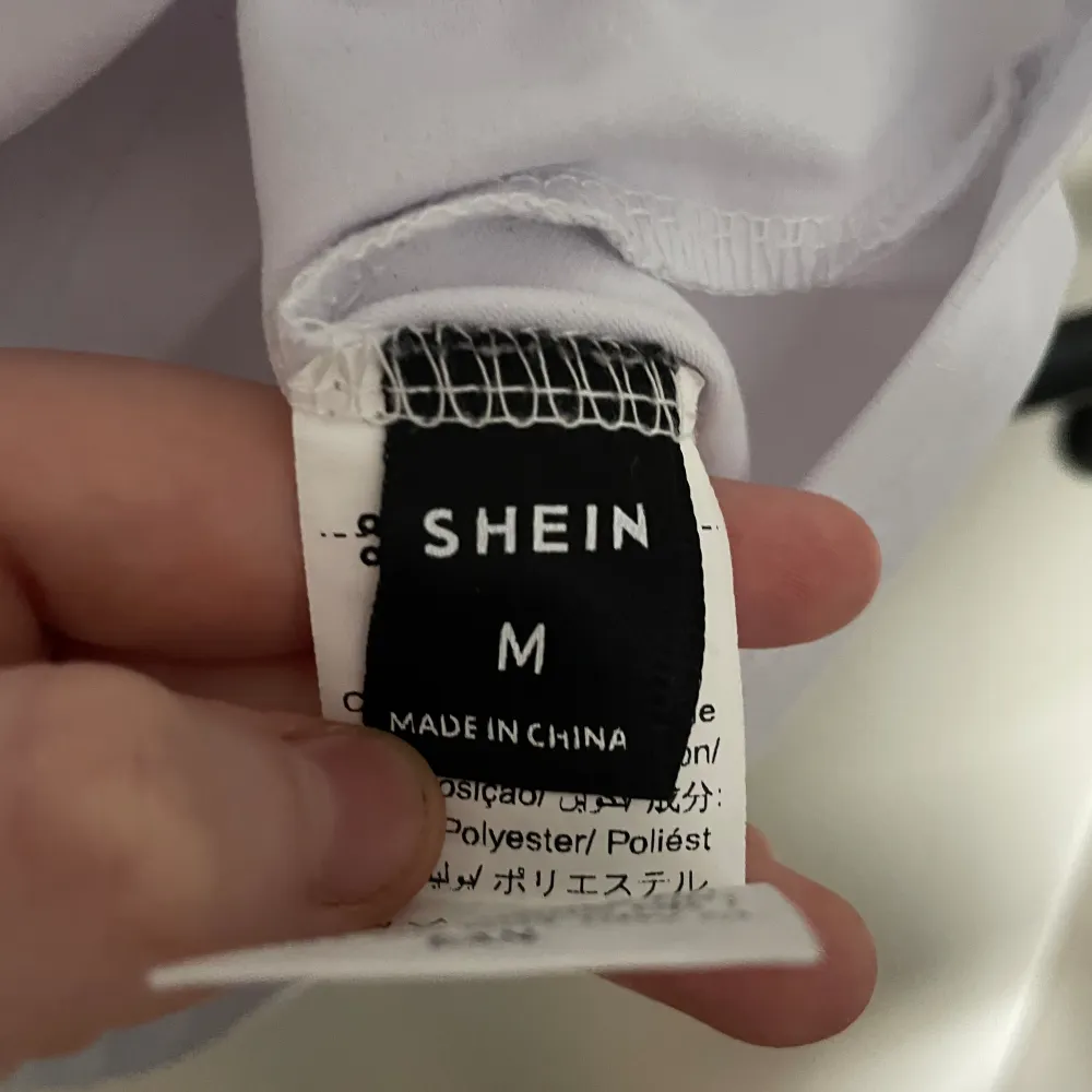 Köpt från SHEIN aldrig använd. Den är i nytt skick och lite tunn i materialet . T-shirts.