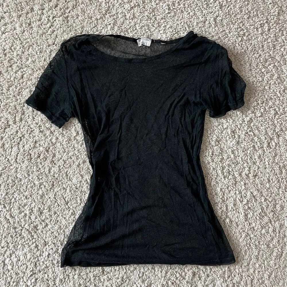 Super tun ”nät” t-shirt som passar fint över typ ett linne!. Toppar.