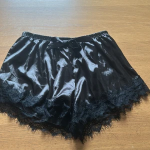 Satin pyjamas shorts  - Säljer dessa fina pyjamas shorts i satin ifrån shein i storlek M som inte passar mig 💗
