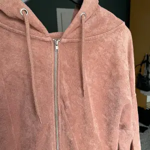 En söt croppad hoodie ifrån BikBok i strl M❤️ Den har varit använd och är t.ex. lite nopprig på insidan men ändå i bra skick!! Säljer pga passar mig inte