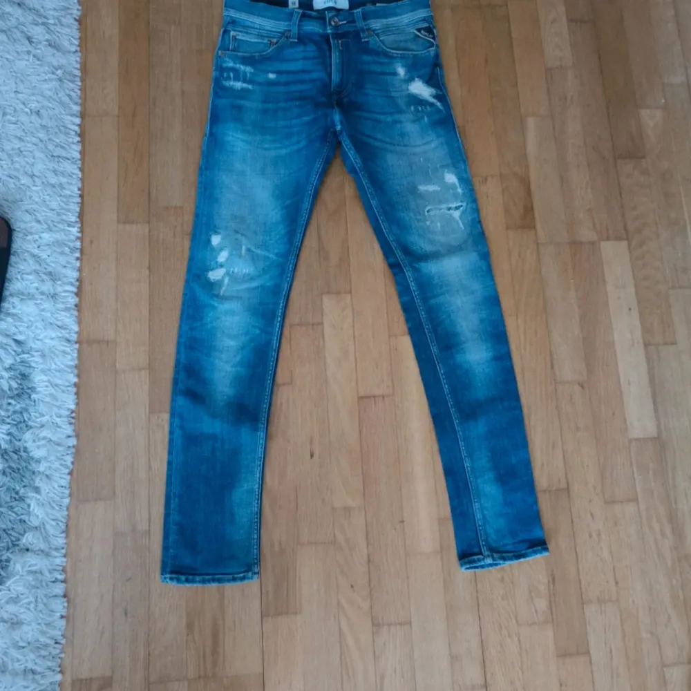 Replay jeans, Jondrill, storlek 30/32 (storlekslappen är dock borta). Sonen köpte de själv secondhand, var för små för sonen som är 178 cm och är normalbygd. Skriv gärna vid frågor eller om ni vill ha fler bilder ☺️  Skickas eller möts upp i Umeå ☺️ . Jeans & Byxor.