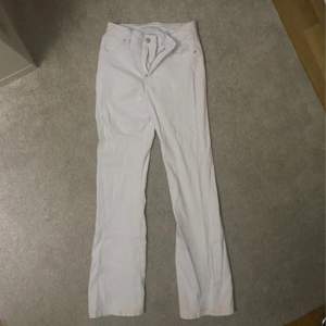 Vita utsvängda jeans och i storlek S. Aldrig använda