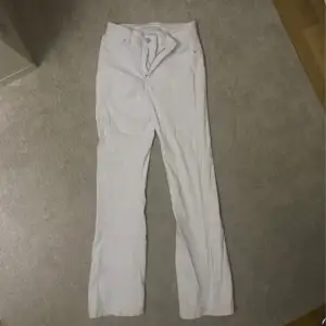 Vita utsvängda jeans och i storlek S. Aldrig använda