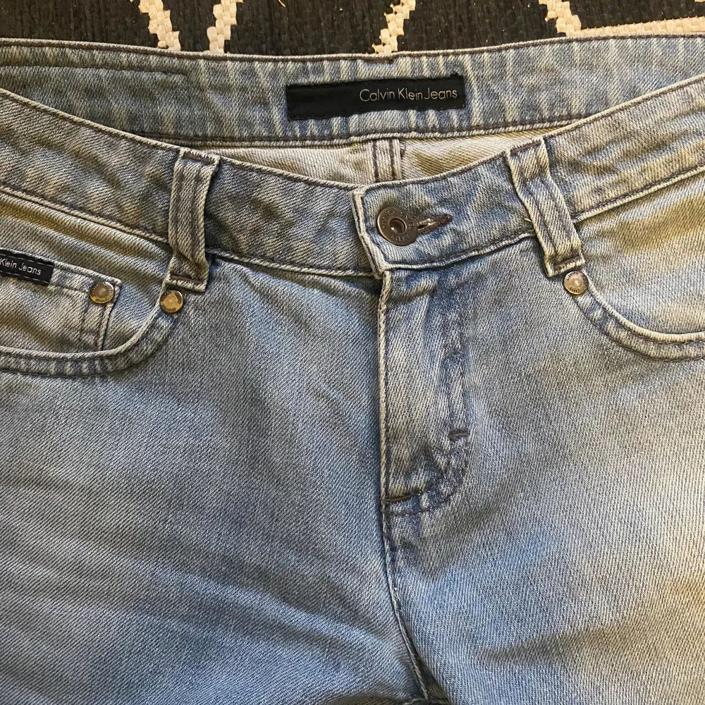 Dem här skit snygga jeansen är fortfarande i väldigt bra skick. Dem är tyvärr bara för små för mig. Midjemått 74 cm innerbenslängd 81 cm. Köpta för 900kr säljer för 550kr pris kan diskuteras.. Jeans & Byxor.