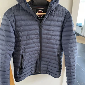 Colmar jacka - Säljer nu en riktigt schyst colmar jacka som passar perfekt nu till hösten😄Ny pris ligger på ungefär 3000kr Hör av er vid funderingar/frågor🤩 Killen på bilden är 180cm