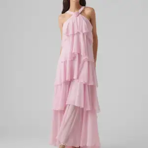 Söker min drömklänning från Felicia Wedins kollektion från Vero Moda! Allt från storlek XS-M 🩷🩷🩷