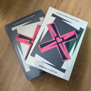 TXT kpop album - Txt the chaos chapter, fight or espace  ett set som säljs tillsammans!  pc och allt included!   en skiva saknas… :(