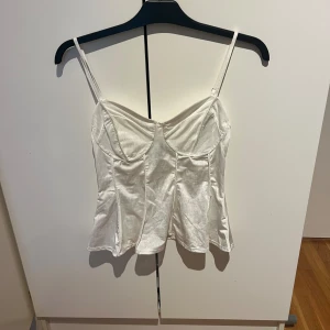 Vit topp - Vit korsettliknande topp som är utsvängd nertill, använd 1 gång 