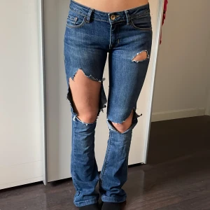 jeans med hål - hejj, dessa jeans är väldigt fina o sköna, men de sitter ganska så tajt längst benen( vid låren mest ). Men super fina o passar till allt. Skor med mera.🫶💕säljer då de inte kommer till användning.💕skriv vid intresse. 