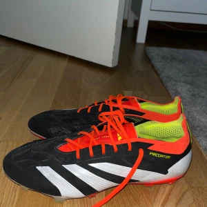 Adidas Fotbollsskor predetor - 8/10, använda fåtal gånger
