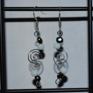 Örhängen  - Handgjorda örhängen. De görs vid beställning och är därmed helt oanvända. Krokarna är gjord av äkta silver. Kolla gärna in min profil för fler handgjorda örhängen :)) 