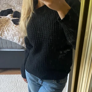 Stickad tröja  - Stickad tröja  Sitter mer som en s/m än en xs