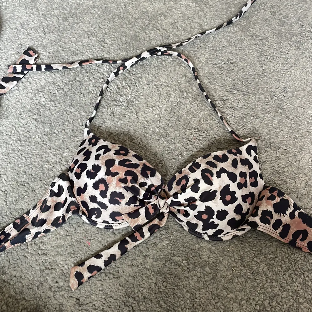 Jätte fin leopard bikini överdel som tyvärr va för liten för mig. Den är köpt från shein o står att de är i storlek s men skulle nog säga att den passar 75a?. Övrigt.