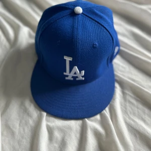 New era LA keps - Hej! Säljer nu min new era keps. Den är använd 2-3 gånger och är i bra skick. Säljer den då jag inte passar mig