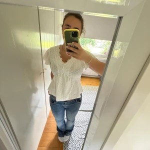 Fin blus  - Kort v-ringad vit blus 