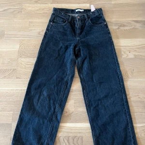 Blåa snygga jeans! - Blåa skitsnygga straightleg jeans! Bra skick! Passar xxs-xs storlek 152, midjemått: 34cm innerben: 22cm längd: 89cm