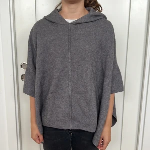 Grå poncho  - Zara girls poncho stl. 11-12 år men passar xs. Modellen är 165cm. Sparsamt använd. Perfekt till hösten.