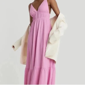 Rosa klänning från Gina tricot! - Säljer nu min i princip oanvända klänning från gina tricot i storlek M. 