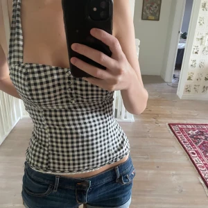 Rutig halter topp - Rutig halter topp som jag köpte här på Plick (sista två bilderna är ifrån annonsen jag köpte tröjan ifrån)  Den var lite stor i bystet på mig så därför säljer jag den! Inga defekter   Skriv ifall ni har några frågor eller vill ha fler av mina bilder💕