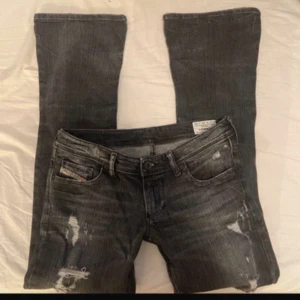 Flared low waisted jeans  - svarta/graa lagmidjade utsvängda jeans med slitningar fran diesel, jättebra skick! W29 L30. midjematt: 36cm, innerbenet: 78cm. 