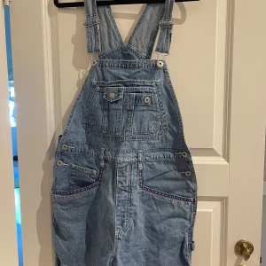 Hängselshorts - Hängselshorts köpta på beyond retro men aldrig använda av mig. Superfint plagg till sommaren🩵🩵 Är i storlek L men passar M