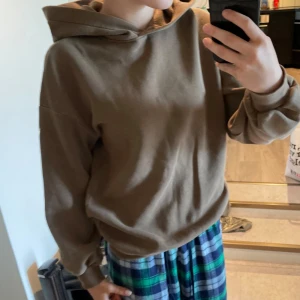 brun hoodie  - snygg basic hoodie!!  från gina tricot 