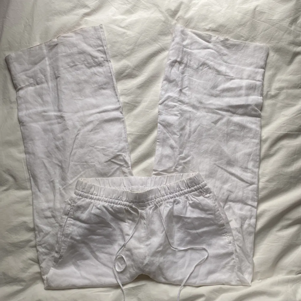 Jättefina vita linnebyxor från h&m i storlek xs🫶 jag har sytt upp dom💗innerbenslängden är 67 cm och midjemåttet är 31 cm rakt över💗💗. Jeans & Byxor.