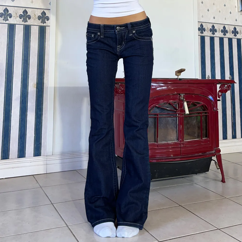 Miss Me jeans i äldre modell i nyskick! lågmidjade & bootcut❣️ midja 80cm & Innerben 82cm❣️ stretchiga. Jag är ca 165❣️. Jeans & Byxor.