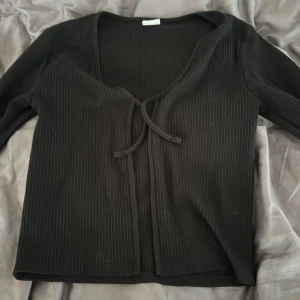 Zara kofta - Jättefin kofta från Zara med snören där fram som man kan knyta, aldrig använd utan bara legat i garderoben, inga defekter. Köpt för 209 kr.