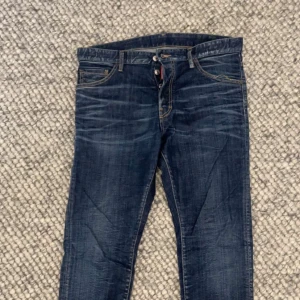 Dsq2 Byxor - Säljer dessa skit snygga dsq byxor då dom inte är till användning längre, perfekt skick och är sköna att ha på sig😉 Vid frågor eller funderingar är de ba att komma dm. Äkta såklart✅