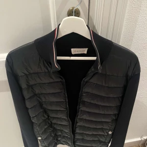 Moncler cardigan  - Moncler cardigan storlek s, 3500kr bra skick
