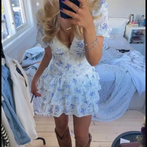 Blommig volang klänning - Såå fin volangklänning, aldrig använd så jätte bra skick, köpt här på Plick men den var nästintill ny💞💞Lånade bilder men skriv för fler bilder!