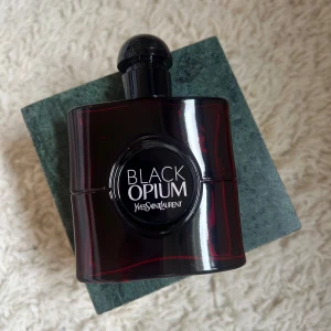 Black opium parfym  - Black opium parfym som ursprungligen är en 50 ml flaska men har använt den till strecket som är markerat på bild 2!!🥰🥰Säljer då jag tröttnat på doften🙂En 50 ml flaska kostar i vanliga fall 1600!!
