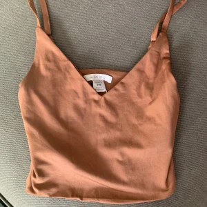 Brun croptop i sidenliknande material - Snygg brun croppat linne ♥️ Passar även XS